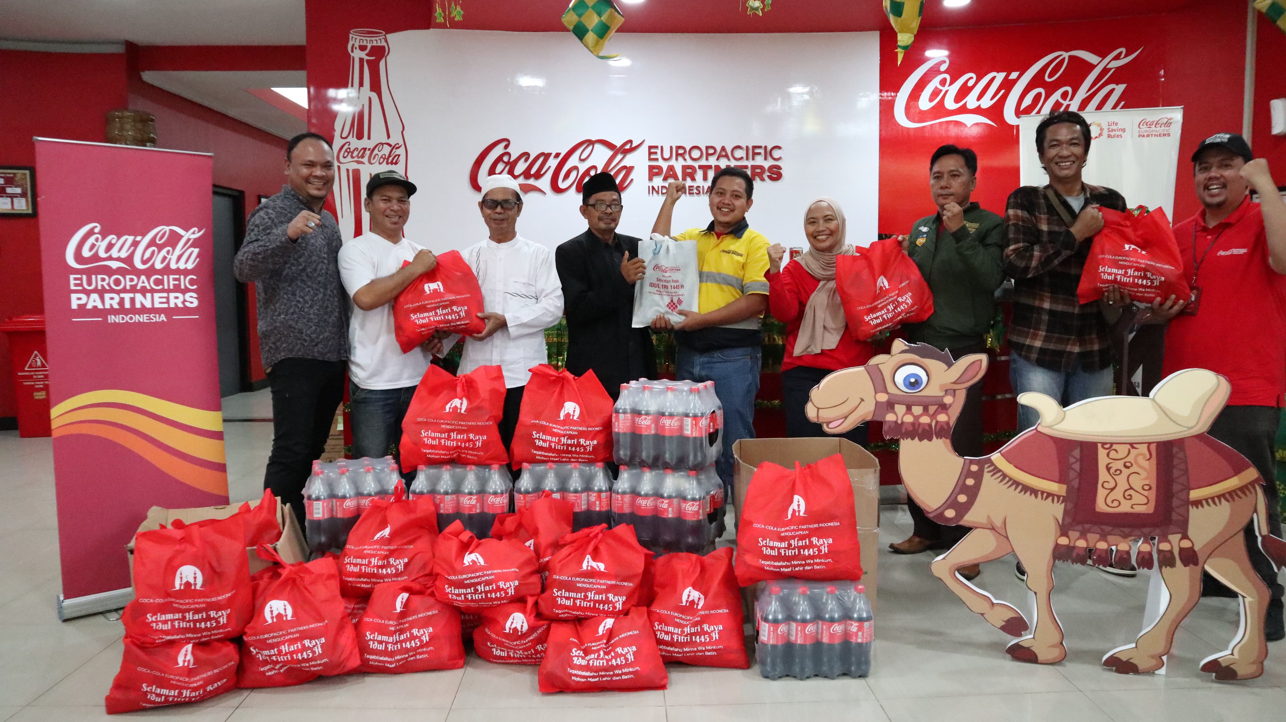 Sembako Lebaran untuk warga sekitar pabrik Coca-Cola Europacific Partners Indonesia